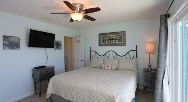 Трёхместный коттедж с балконом Beach Therapy on the Cape Apartment 3 Bedroom
