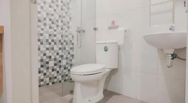 Полулюкс RedDoorz Plus near Soekarno Hatta Airport Taman Mahkota