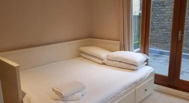 2A Charlwood Place