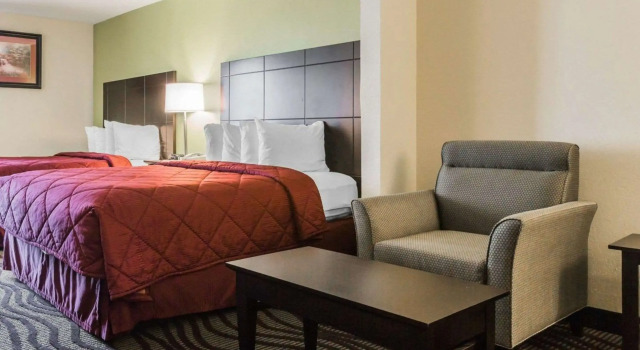 Четырёхместный люкс Quality Inn & Suites North Montgomery