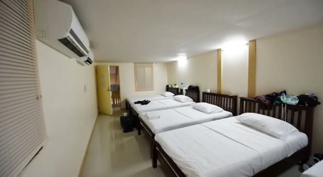 Кровать в общем номере B Place Guesthouse