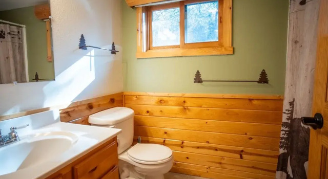 Кровать в общем номере Timber Bay Lodge and Houseboats