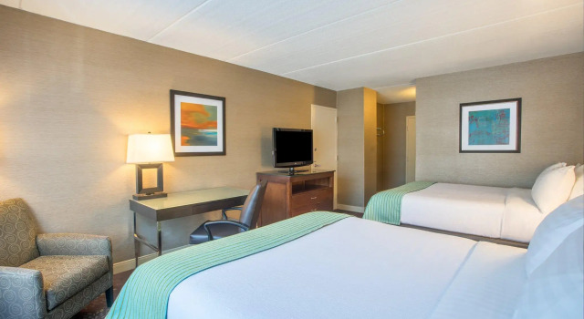 Четырёхместный номер Standard Holiday Inn South Kingstown-University of Rhode Island by IHG