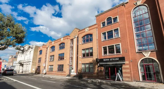 2 bed With Roof Terrace & car Space-2 Mins to Tube