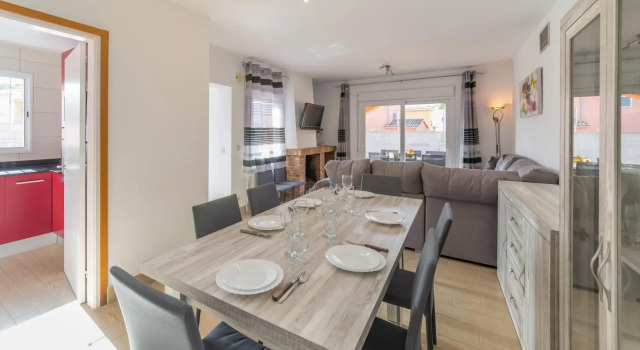 Gemma in L'Escala with 4 bedrooms and 3 bathrooms