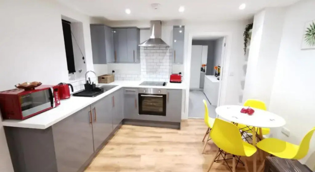 Апартаменты 5 sleeps with kids play area and travel cot- 5 people and a baby max or 2 households