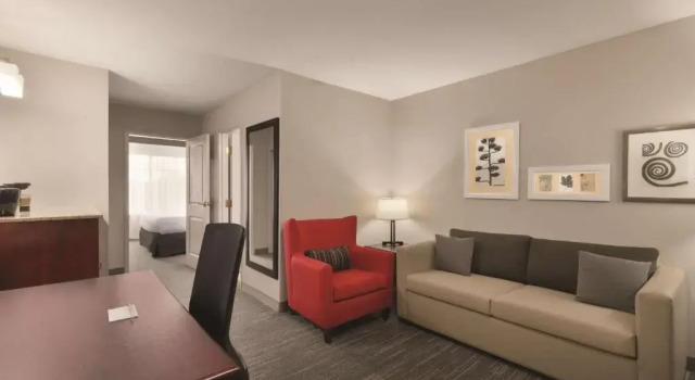 Двухместный люкс c 1 комнатой Garner Hotel Madison - Huntsville Airport by IHG