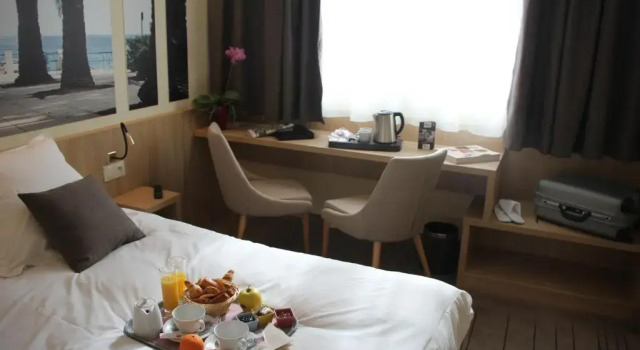 Номер Standard Brit Hotel Montargis