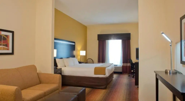 Люкс Holiday Inn Express Hotel & Suites Prattville South by IHG