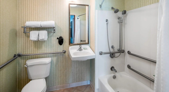 Четырёхместный номер Standard Holiday Inn Resort Lumina on Wrightsville Beach by IHG