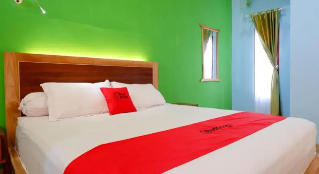 Двухместный номер Standard RedDoorz near Taman Makam Pahlawan Tatura