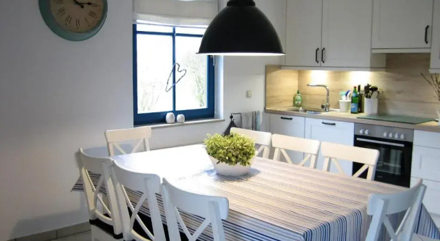 Коттедж Komfortables Reetdachferienhaus Hasel 1