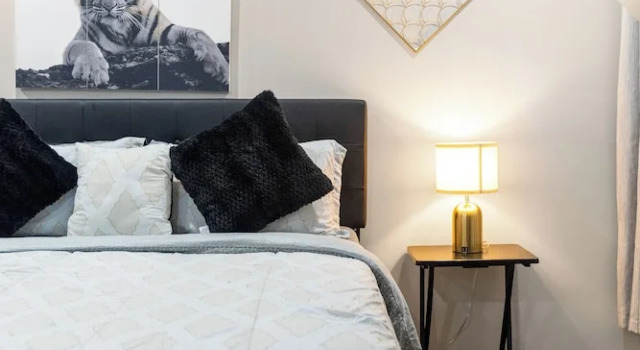 Tudor Lux, Buchen Sie Hotel East Lansdowne USA