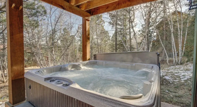 Коттедж с 6 комнатами с балконом Lead Home w/ Pool Access: 3 Mi to Terry Peak Mtn!