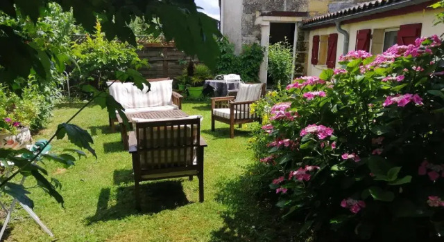 Двухместный номер Standard с видом на сад Chambres et Gîte Peyroutas "Amélie" à Vignonet St Emilion