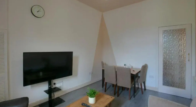 Spacious 3-Bed Apartment for Small Large Groups Close to BBC SSE Central Glasgow West End Free Parking, Забронировать Апартаменты/квартира Отели Glasgow & The Clyde Valley с парковкой, Парковка