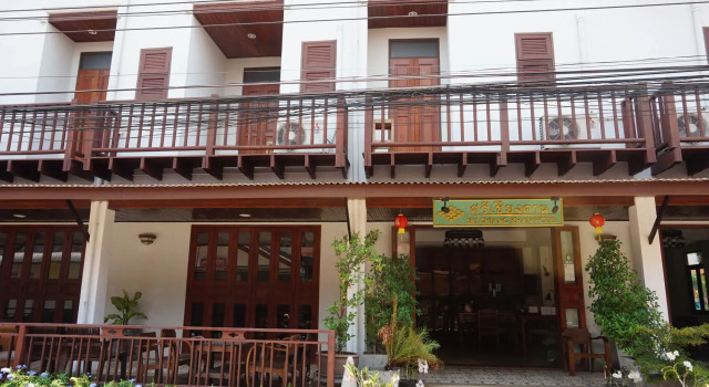 Sri Chiangkhan Hotel, Varaa Hotelli Hotellit North-Eastern Thailand pysäköinnillä, Pysäköinti