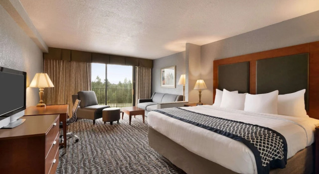 Четырёхместный номер Standard с балконом и с видом на город Baymont by Wyndham Bremerton WA