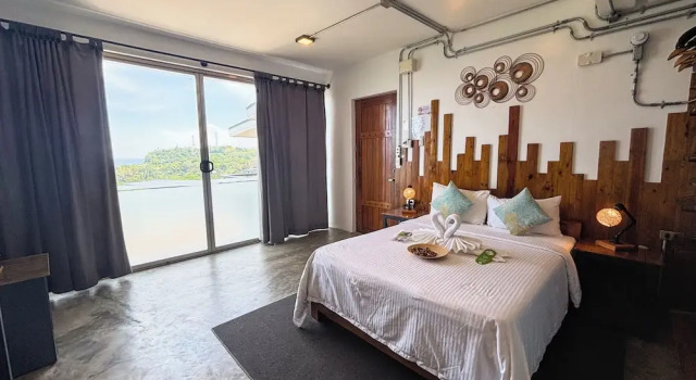 Luksusowy dwuosobowy pokój i balkonem i z widokiem na morze AV Suites
