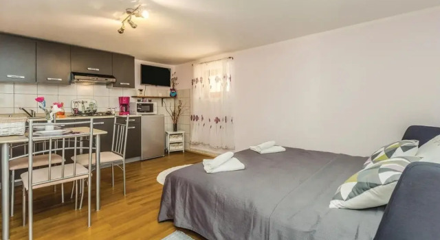 Awesome Home in Radmani With Wifi and 0 Bedrooms, Rezervovat Hotel Radmani Poreč Region