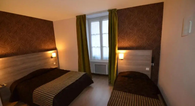 Трёхместный номер Standard Logis Hôtel Le Saint Georges