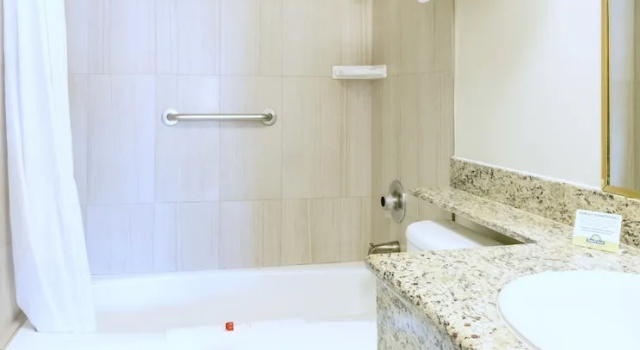 Номер Deluxe Days Inn by Wyndham Santa Monica