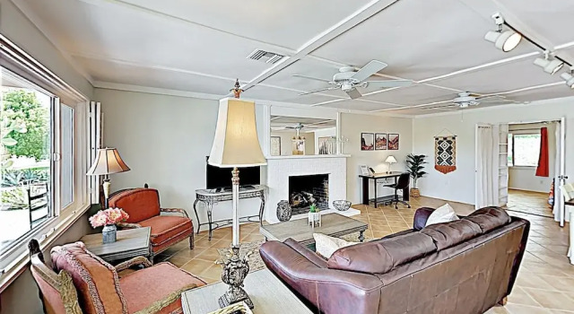 New Listing! Movie Colony Oasis W/ Pool & Spa 3 Bedroom Home, Забронировать Курортный отель Отели Палм-Спрингса с парковкой, рядом с Palm Springs Mall Shopping Center, Парковка
