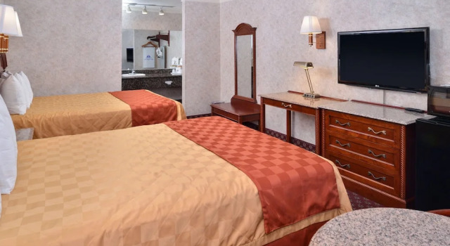 Четырёхместный номер Standard с балконом Americas Best Value Inn & Suites - Fontana