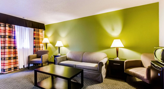 Четырёхместный люкс Quality Inn & Suites Moline Airport