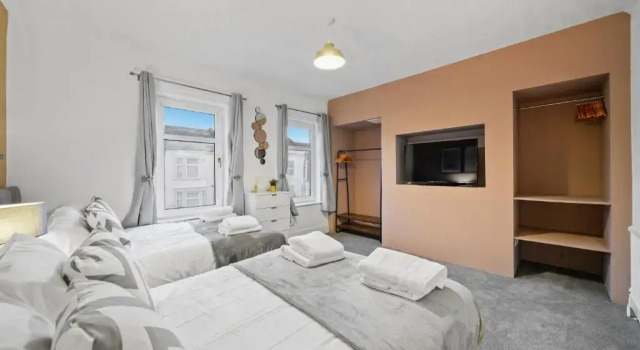 5 Bedroom House with Free Parking, Garden, Super Fast Wifi, Smart TVs with Virgin TV and Netflix by Yoko Property, Забронировать Отель Отели Нортгемптон с парковкой, рядом с Church of the Holy Sepulchre, Парковка