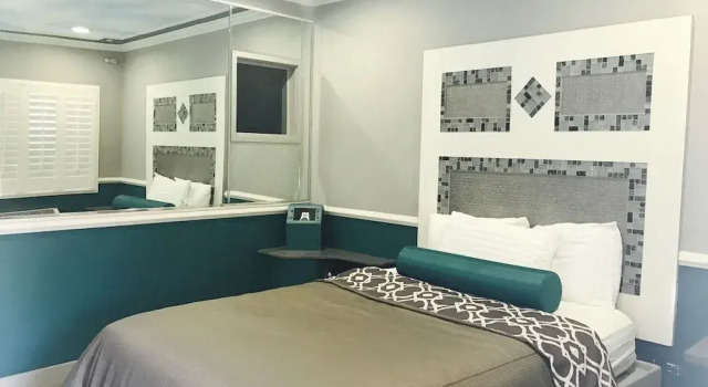 Royala Inn, Забронировать Мини-отель Отели Монтебелло с парковкой, Парковка
