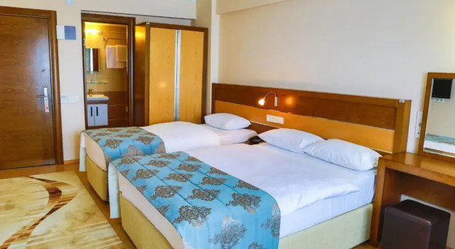 Standardowy trzyosobowy pokój z widokiem na morze Perla Otel