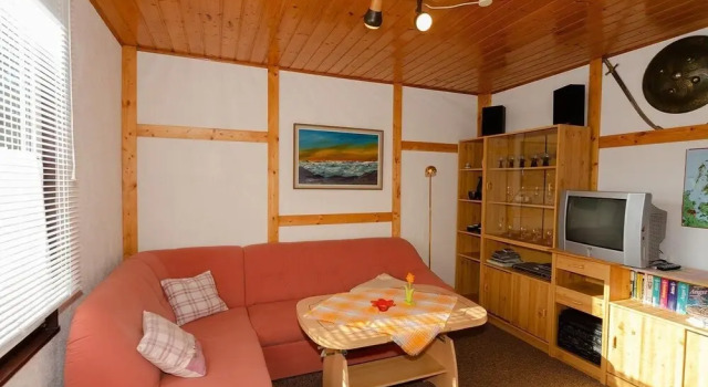 Schöner, im Grünen Gelegener Bungalow in Zirkow für 2-3 Personen, Book Hotel Zirkow Rügen