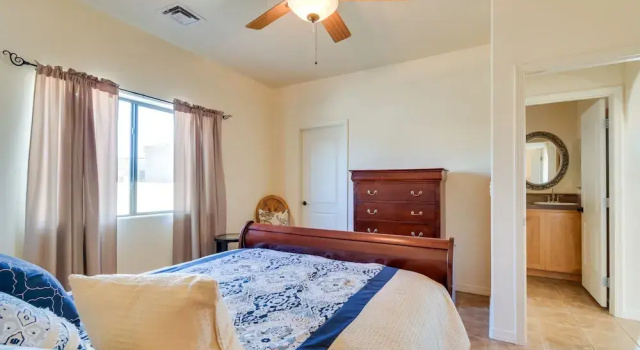 Коттедж 5 Mi to Lake Havasu: Bright Cottage w/ Fire Pit!