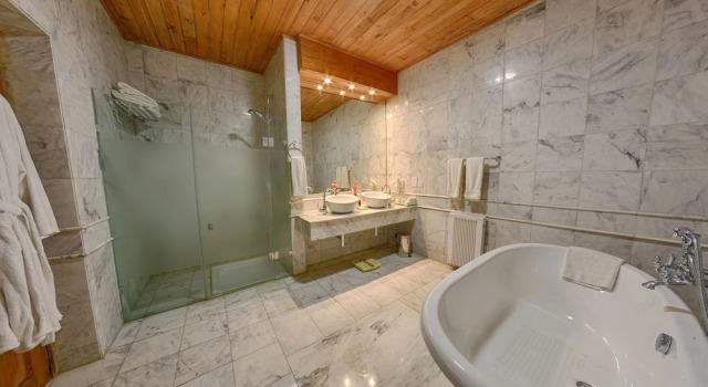 Люкс с красивым видом из окна Swat Serena Hotel