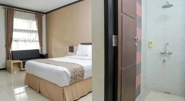 RedDoorz Plus near Farmhouse Lembang, Book Hotel Parompong West Java