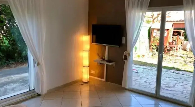 Charmant Studio a Uchaud, Đặt Khách sạn Khách sạn ở Uchaud có hồ bơi, Hồ bơi