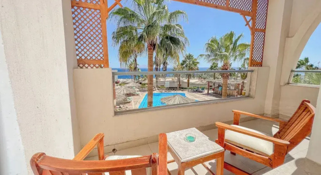 Двухместный номер Superior с балконом и с видом на бассейн Club Reef Resort & Spa