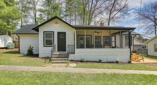 Walk to White Lake: Family Home w/ Deck & BBQ, Book Feriehus Bethel New York State