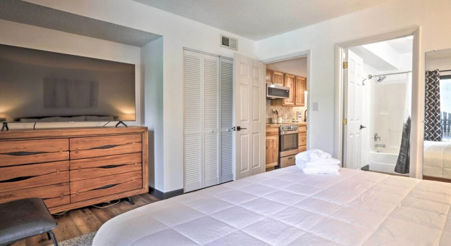 Апартаменты Walk Downtown! Gatlinburg Condo w/ Patio & Pool