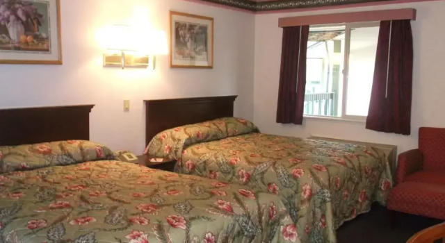 Четырёхместный номер Standard Sunrise Inn
