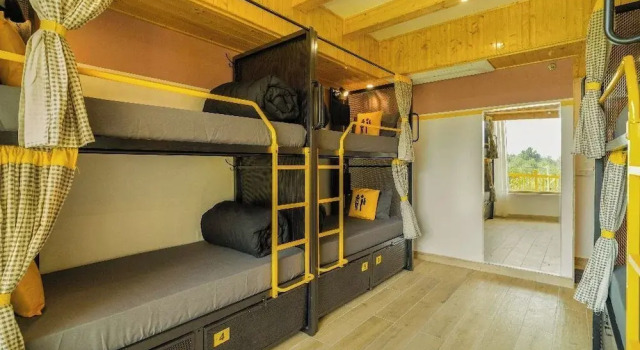 Кровать в общем номере с балконом The Hosteller Old Manali, Manu Temple