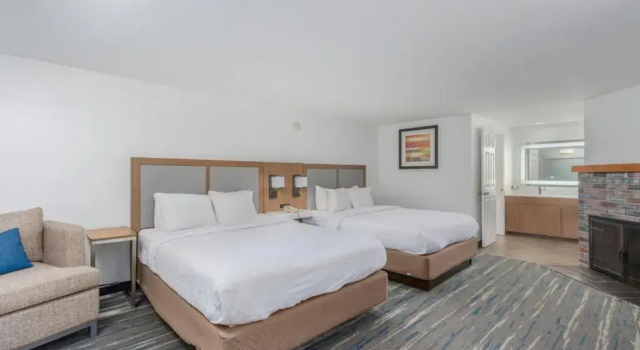 Двухместный номер Superior Crossroads Inn & Suites
