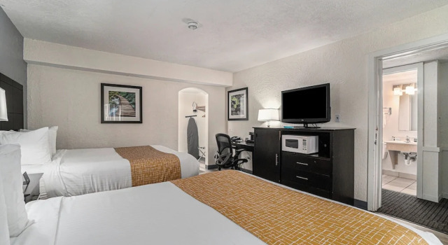 Шестиместный номер Standard с 2 комнатами Travelodge by Wyndham Traverse City MI
