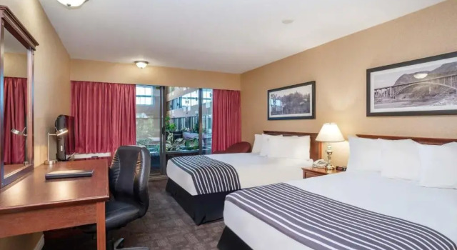 Четырёхместный номер Standard Sandman Hotel Castlegar