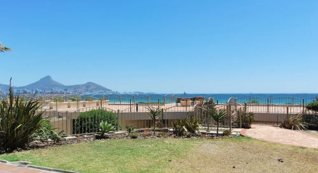 Апартаменты Classic Romantic Beachfront Bachelor