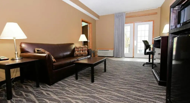 Семейный люкс с 2 комнатами Cobblestone Inn & Suites - Denison | Majestic Hills