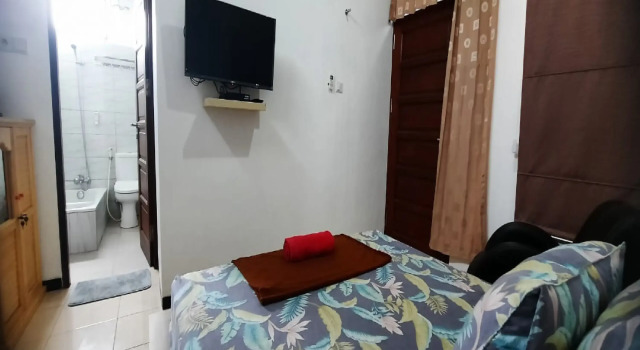 Langkar Guest House Syariah Mitra RedDoorz, Book Guesthouse Cheap Hotels in Kalimantan
