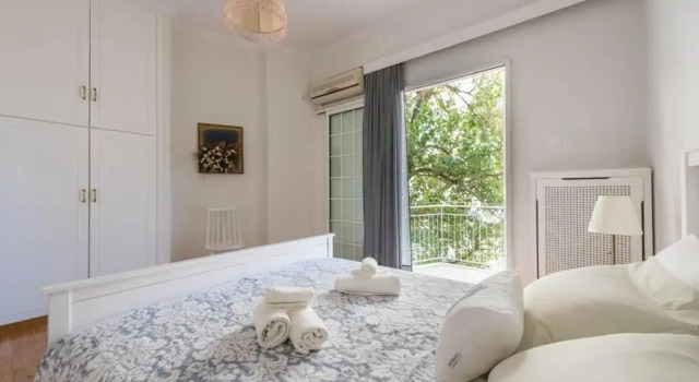 NEW! Bright & Remodeled 1Bed apt 2min Walk to Acropolis, Забронировать Отель Неос-Космос Афины, рядом с Холм Филопаппос