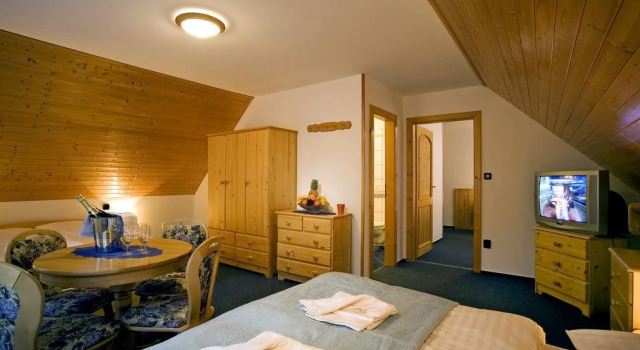 Pension & Chalet Schäfer, Reservar Chalé Hotéis em Harrachov com piscina, Piscina